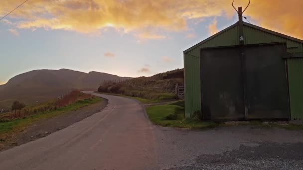 Solitario capannone durante il tramonto al Quiraing sull'isola di Skye - Scozia — Video Stock