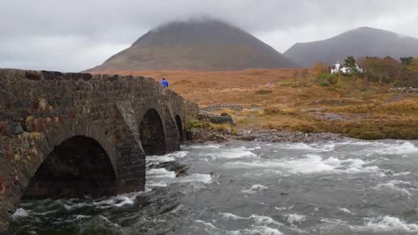 Sligachan 古い石造りの橋川 Sligachan にベン ・ ダークして Marsco のネーミング ピーク山に秋イギリス、スコットランドのスカイ島に — ストック動画