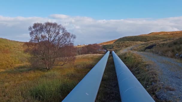 A central hidroeléctrica Storr Lochs, situada sob as montanhas da Península Trotternish, na Ilha de Skye, nas Terras Altas Ocidentais da Escócia — Vídeo de Stock