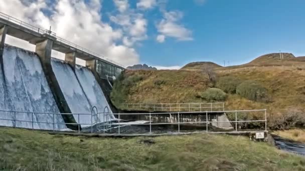 Vodní elektrárna Storr Lochs přímo pod hory poloostrova Trotternish na ostrově Skye v západní Skotské vysočiny — Stock video
