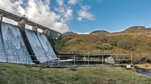 Storr Lochs vattenkraftverket inbäddat under berg av halvön Trotternish på Isle of Skye i västra högländerna i Skottland — Stockvideo