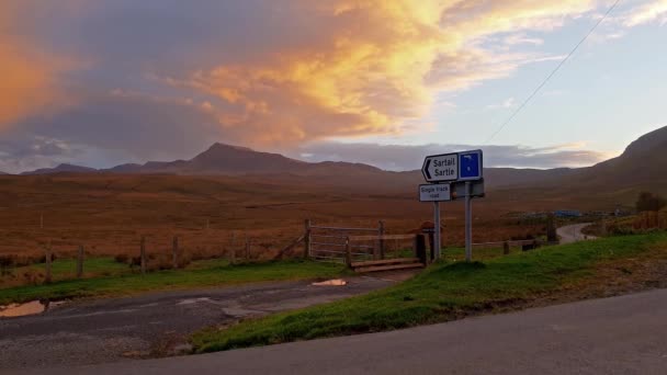 Puesta de sol en el Quiraing en la Isla de Skye - Escocia — Vídeos de Stock