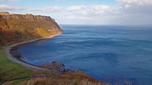 Falésias marinhas íngremes na Baía de Bearreraig - Ilha de Skye, Escócia — Vídeo de Stock