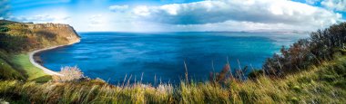 Dik deniz kayalıklarla Bearreraig koya - Isle of Skye, İskoçya