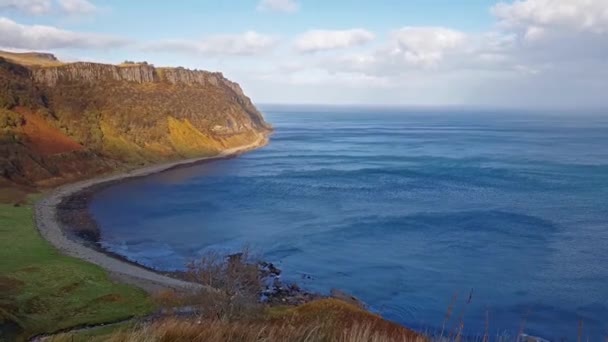 Acantilados de mar empinados en la bahía de Bearreraig - Isla de Skye, Escocia — Vídeo de stock