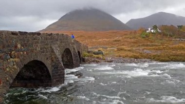 Sligachan eski köprü nehir Sligachan üzerinde Beinn Dearg Mhor ve Marsco kırmızı Cuillin en yüksek dağları ile sonbahar Isle of Skye İskoçya İngiltere taş