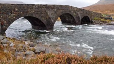 Sligachan eski köprü nehir Sligachan üzerinde Beinn Dearg Mhor ve Marsco kırmızı Cuillin en yüksek dağları ile sonbahar Isle of Skye İskoçya İngiltere taş