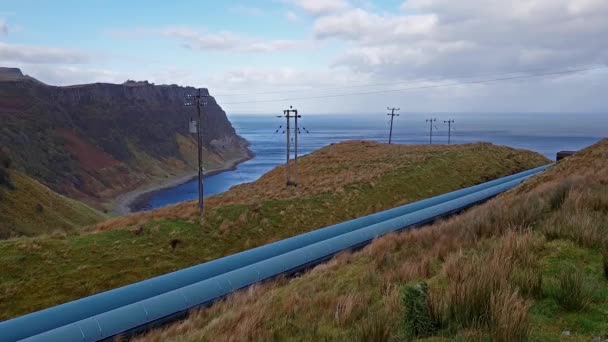 A central hidroeléctrica Storr Lochs, situada sob as montanhas da Península Trotternish, na Ilha de Skye, nas Terras Altas Ocidentais da Escócia — Vídeo de Stock