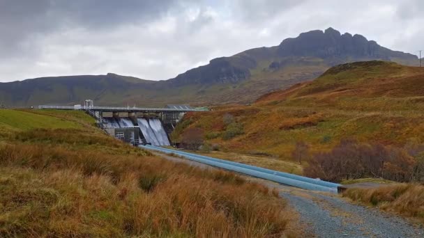 The Storr Lochs hydroelectric power station nestled under the mountains of the Trotternish Peninsula on the Isle of Skye in the West Highlands of Scotland — Wideo stockowe