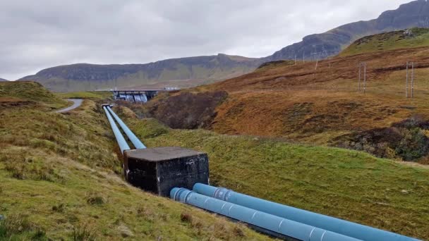 Pipeline av Storr Lochs vattenkraftverket inbäddat under berg av halvön Trotternish på Isle of Skye i västra högländerna i Skottland — Stockvideo