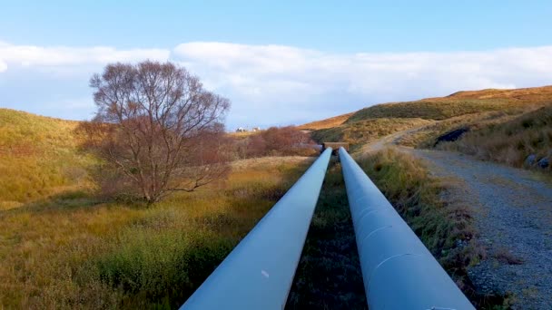 Gasoducto de la central hidroeléctrica Storr Lochs ubicado bajo las montañas de la Península Trotternish en la Isla de Skye, en las Highlands Occidentales de Escocia — Vídeos de Stock