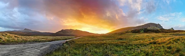 Zonsondergang bij de Quiraing op het Isle of Skye-Schotland — Stockfoto