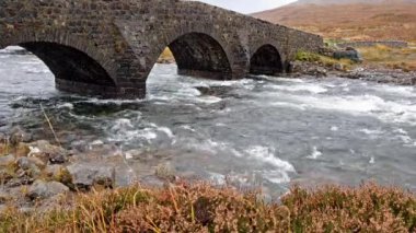 Sligachan eski köprü nehir Sligachan üzerinde Beinn Dearg Mhor ve Marsco kırmızı Cuillin en yüksek dağları ile sonbahar Isle of Skye İskoçya İngiltere taş