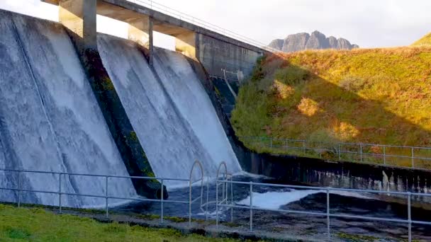 Storr Lochs vattenkraftverket inbäddat under berg av halvön Trotternish på Isle of Skye i västra högländerna i Skottland — Stockvideo