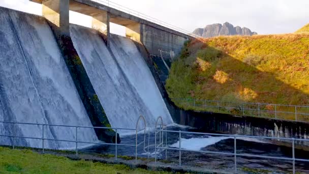 The Storr Lochs hydroelectric power station nestled under the mountains of the Trotternish Peninsula on the Isle of Skye in the West Highlands of Scotland — Wideo stockowe