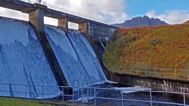 Storr Lochs vattenkraftverket inbäddat under berg av halvön Trotternish på Isle of Skye i västra högländerna i Skottland — Stockvideo