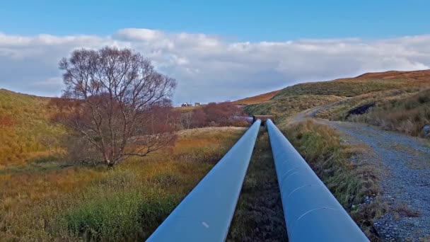 Pipeline av Storr Lochs vattenkraftverket inbäddat under berg av halvön Trotternish på Isle of Skye i västra högländerna i Skottland — Stockvideo