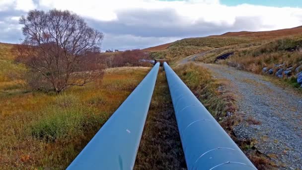 Pipeline av Storr Lochs vattenkraftverket inbäddat under berg av halvön Trotternish på Isle of Skye i västra högländerna i Skottland — Stockvideo