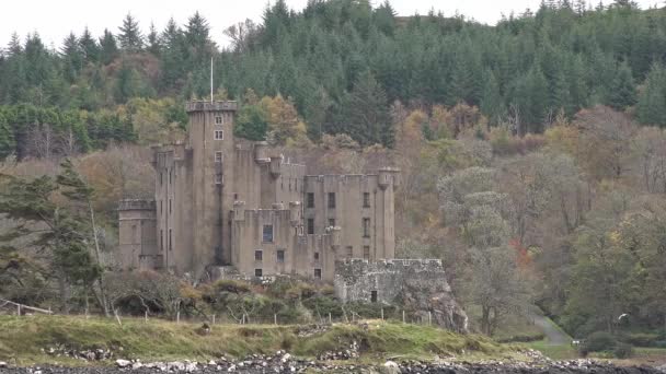 Замок Данвеган на острове Скай - резиденция Маклеода Маклеода, Шотландия, Великобритания — стоковое видео