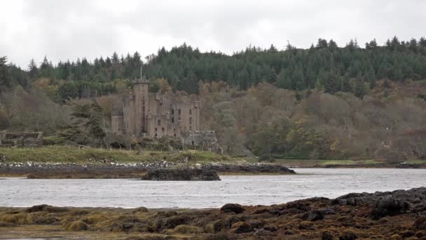 Kastil Dunvegan di Isle of Skye - tempat kedudukan MacLeod of MacLeod, Skotlandia, Britania Raya — Stok Video