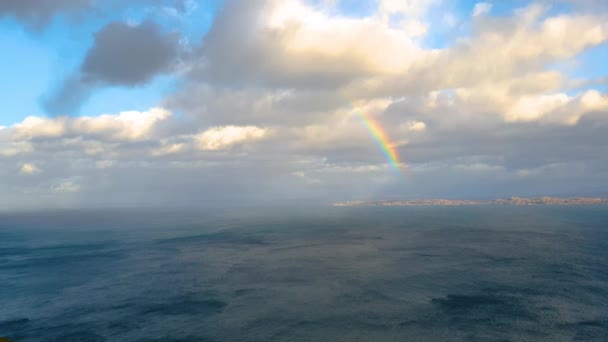 Arc-en-ciel au-dessus de l'île Rona en Écosse — Video