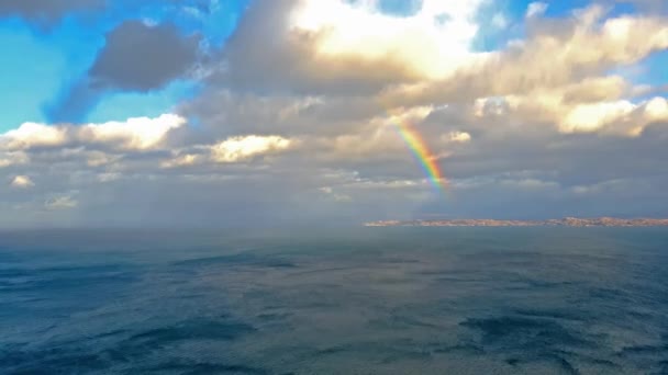 Regenboog boven het Rona-eiland in Schotland — Stockvideo