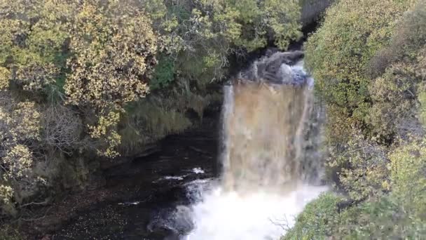 Letecký pohled na vodopád Lealt po bouři Callume, Skotsko - ostrov Skye — Stock video