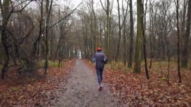 Kışın orman kanalında kıdemli koşucu