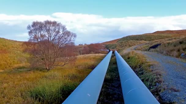 Pijpleiding van de waterkrachtcentrale van Storr Lochs genesteld onder de bergen van het schiereiland Ross op het eiland Skye in de westelijke hooglanden van Schotland — Stockvideo