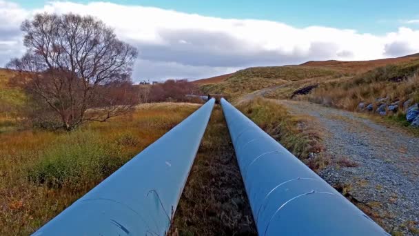 スコットランドのウェスト ・ ハイランドのスカイ島に Trotternish 半島の山々 のふもとにストー湖の水力発電のパイプライン — ストック動画