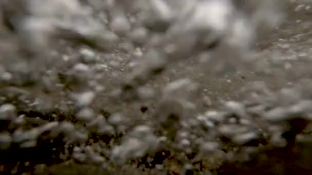 Wellen krachen bei elgol - Insel des Himmels in die Kamera — Stockvideo