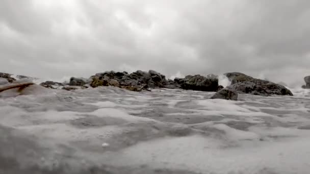 Ondas colidindo com a câmera em Elgol - Ilha de Skye — Vídeo de Stock