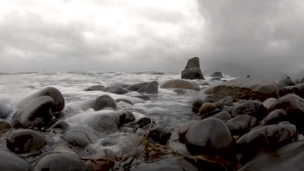 Ondas colidindo com a câmera em Elgol - Ilha de Skye — Vídeo de Stock