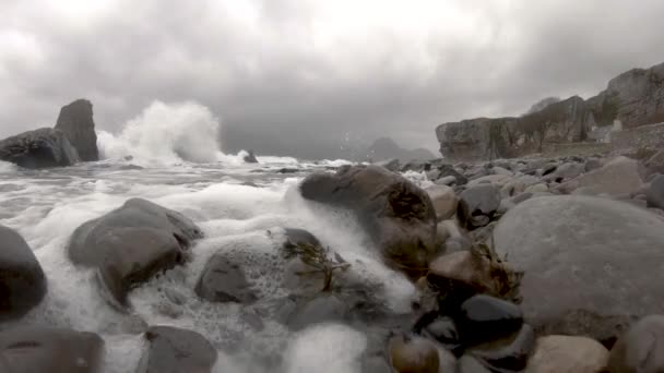 Waves crashing into the camera at Elgol - Isle of Skye — Stok video