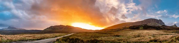 Zonsondergang bij de Quiraing op het Isle of Skye-Schotland — Stockfoto