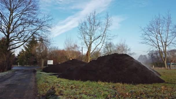 Kouřící hromadu hnoje na zemědělské oblasti v zimě — Stock video
