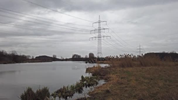 O mar de Schwafheimer é uma área de conservação da natureza em Moers em uma antiga calha de inundação do rio Reno, na Alemanha — Vídeo de Stock