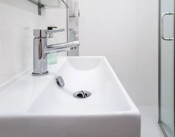 Intérieur de salle de bain moderne avec lavabo et robinet — Photo