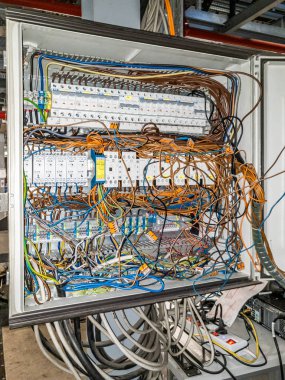 Herne, Almanya - 02 Ekim 2018: Elektrik kontrol panelinde kablo kaosu