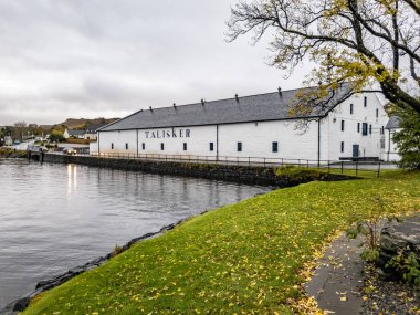 Isle Of Skye, İskoçya - 10 Ekim 2018: Talisker damıtım Carbost, İskoçya Isle of Skye üzerinde merkezli bir ada tek malt Scotch viski damıtım olduğunu.