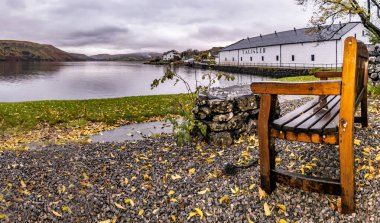 Isle Of Skye, İskoçya - 10 Ekim 2018: Talisker damıtım Carbost, İskoçya Isle of Skye üzerinde merkezli bir ada tek malt Scotch viski damıtım olduğunu.