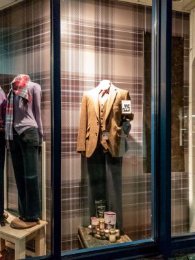 Oban, İskoçya - 07 Ekim 2018: Diğer hediyeler ve aksesuarları Oban pencere ekran dükkanda geleneksel Tweed elbise