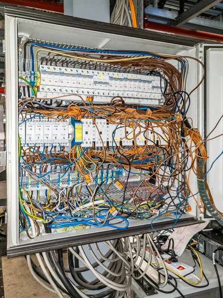 ヘルネ - 2018 年 10 月 2 日: 電気コントロール パネル ケーブル カオス — ストック写真