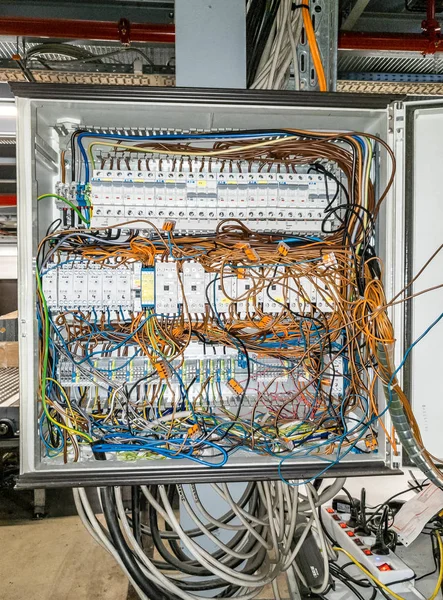 ヘルネ - 2018 年 10 月 2 日: 電気コントロール パネル ケーブル カオス — ストック写真