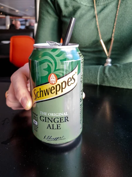 Oban, Σκωτία - 07 Οκτωβρίου 2018: Κυρία απολαμβάνοντας το Ginger Ale Schweppes μπορεί να — Φωτογραφία Αρχείου