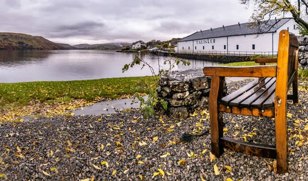 ISLE OF SKYE, SCOTLAND - 10 ОКТЯБРЯ 2018: Талискерский ликеро-водочный завод - односолодовый шотландский виски, базирующийся в Карбосте, Шотландия на острове Скай — стоковое фото