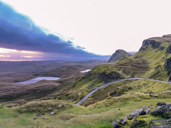 Salida del sol sobre el Quiraing en la Isla de Skye en Escocia. —  Fotos de Stock