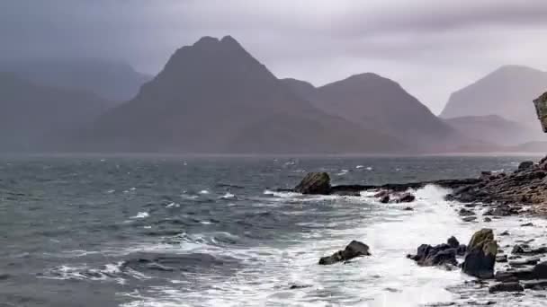 Elgol stranden vid Port na Cullaidh med röda Cuillin Mountains under moln på Loch Scavaig skotska högländerna Isle of Skye - Skottland Uk — Stockvideo