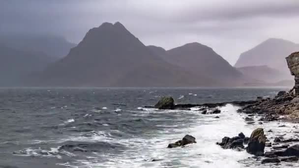 Elgol stranden vid Port na Cullaidh med röda Cuillin Mountains under moln på Loch Scavaig skotska högländerna Isle of Skye - Skottland Uk — Stockvideo