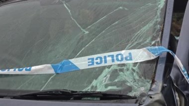 Toplam kaybı araba açılan hava yastığı, ön cam ve aks kırığı olan